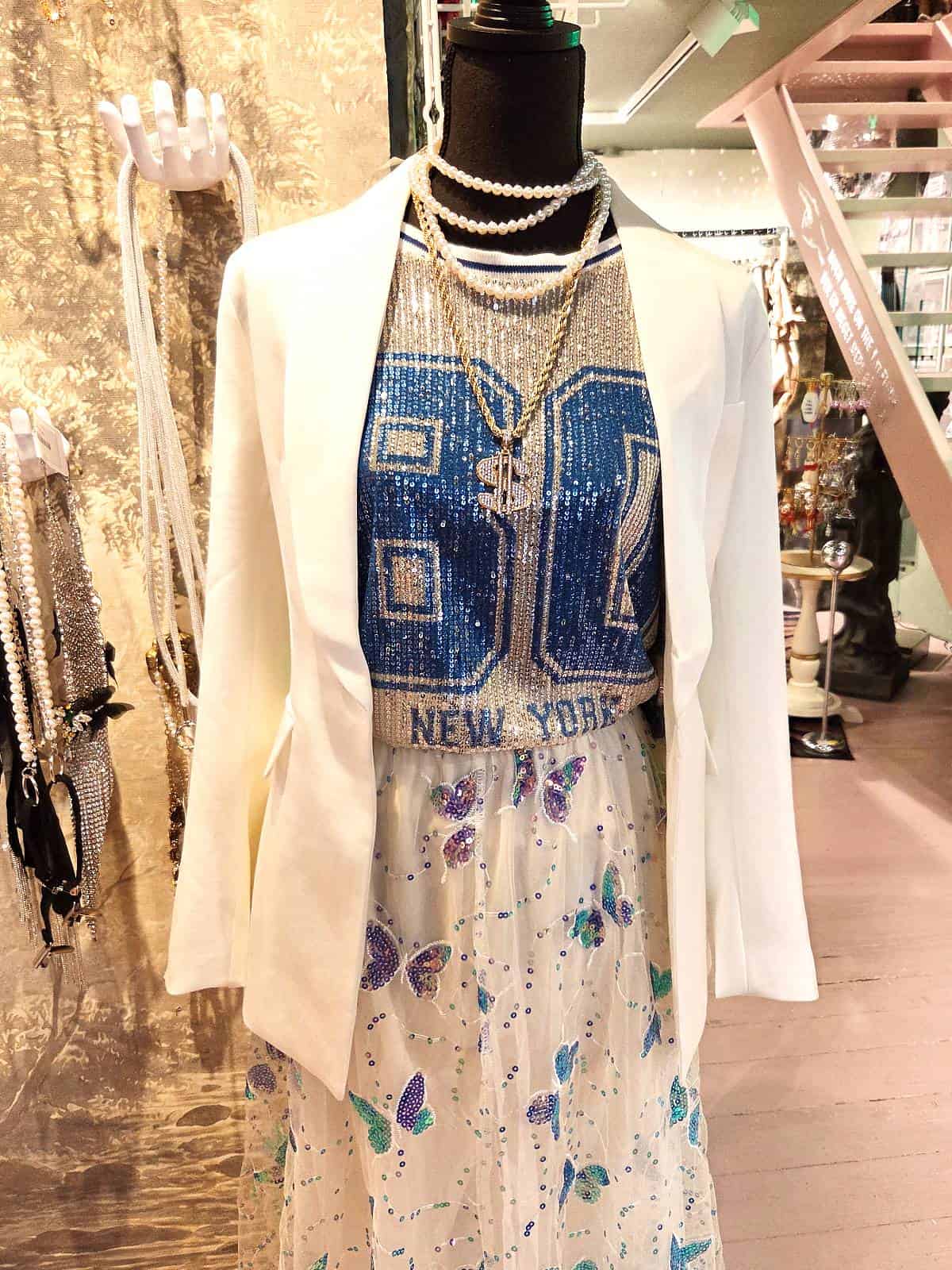 jakkesæt med bindebånd - hvid - åben