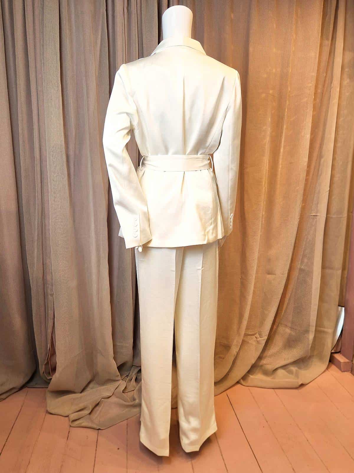 jakkesæt med bindebånd - hvid - bagfra