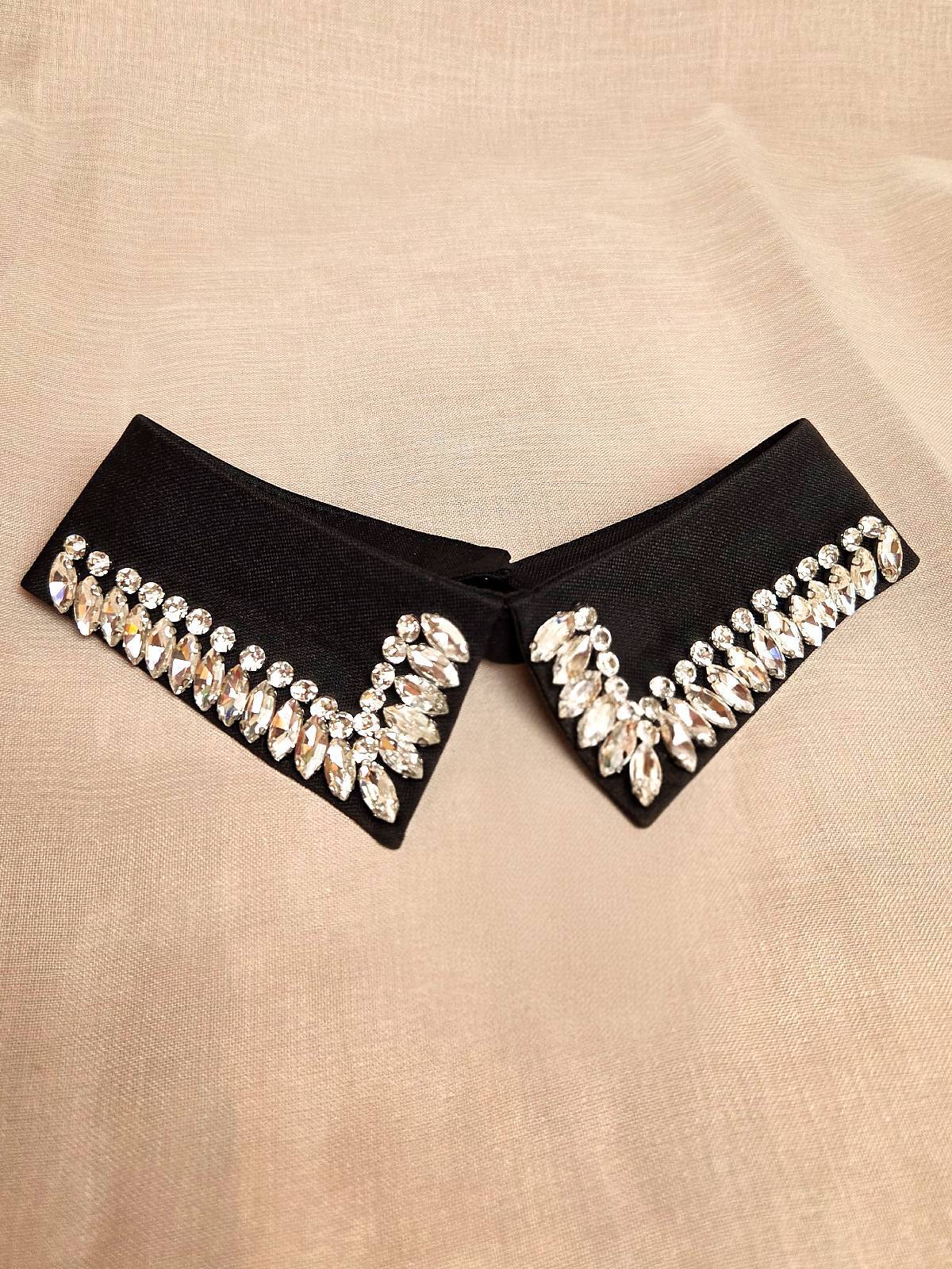 løs krave lille sort similisten - liggende