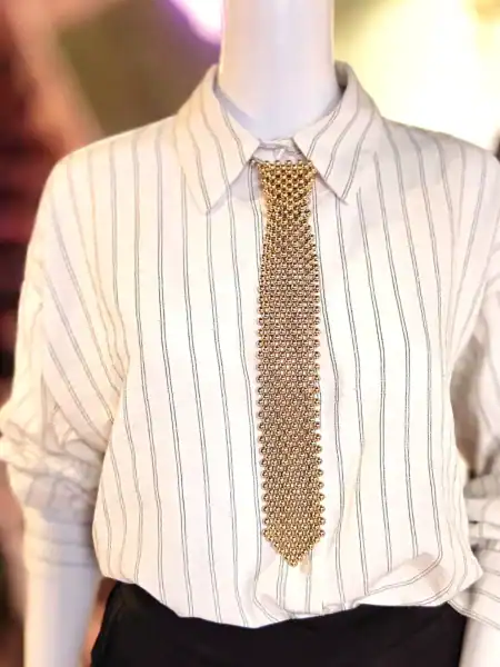 Perleslips halskæde i guld til elegante outfits.