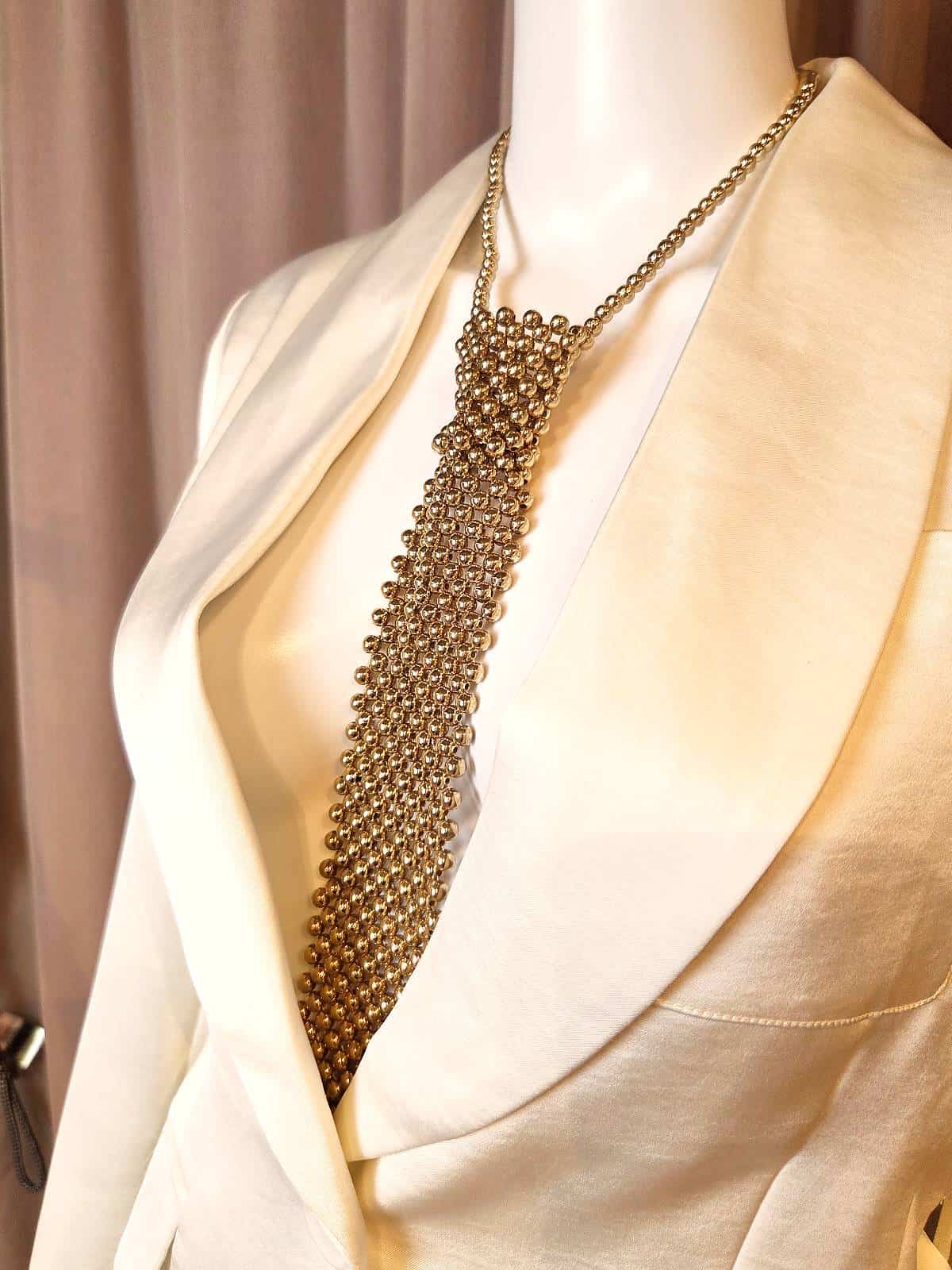 perleslips guld - under jakke