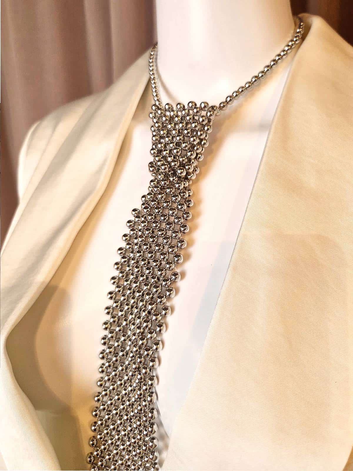 perleslips sølv under jakke