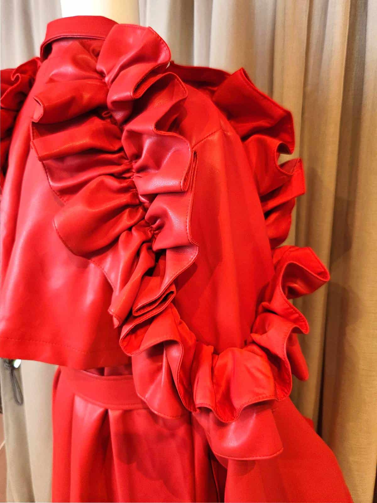 rød rufflejakke - ærmedetaljer