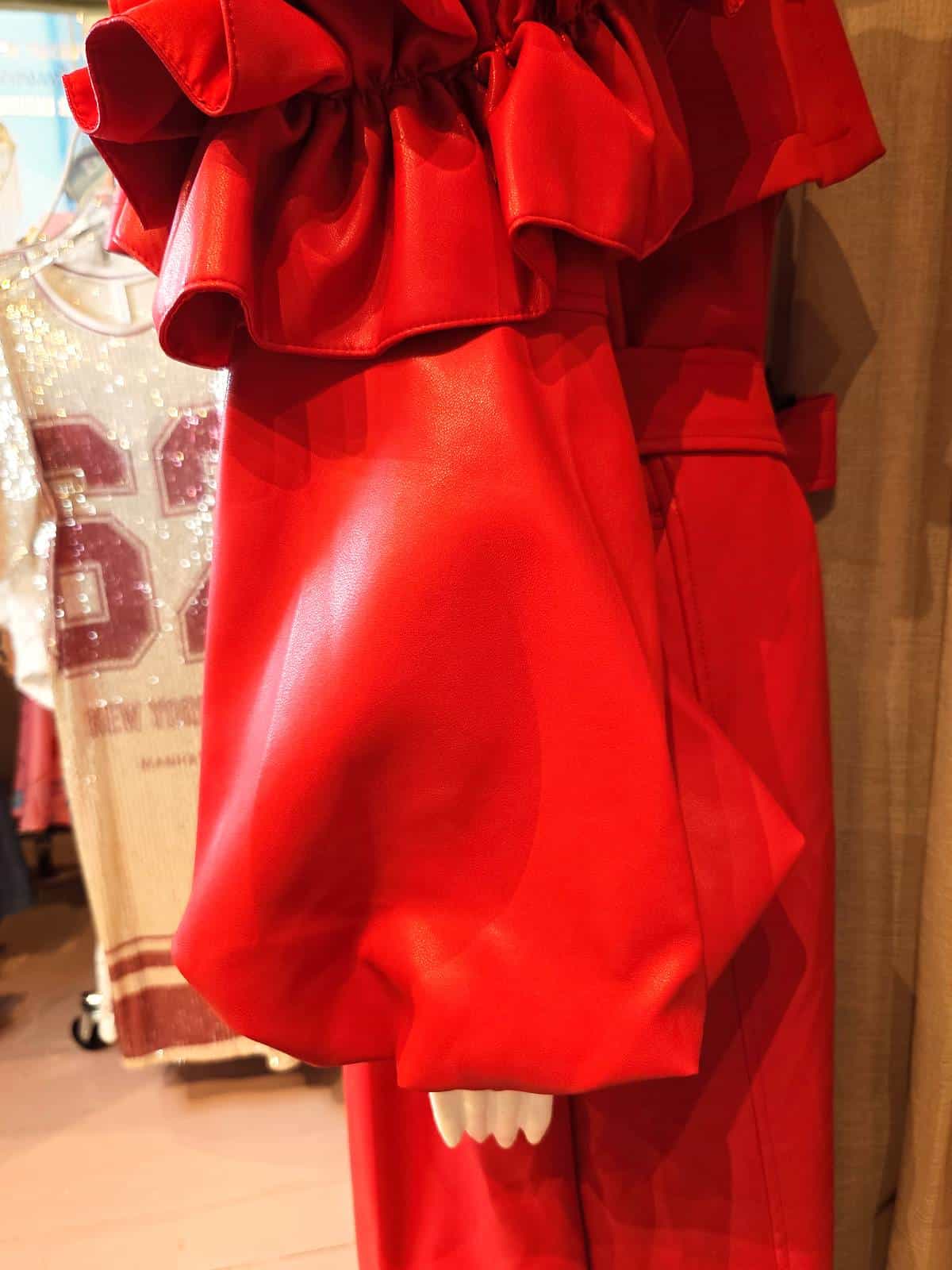 rød rufflejakke - ærmer