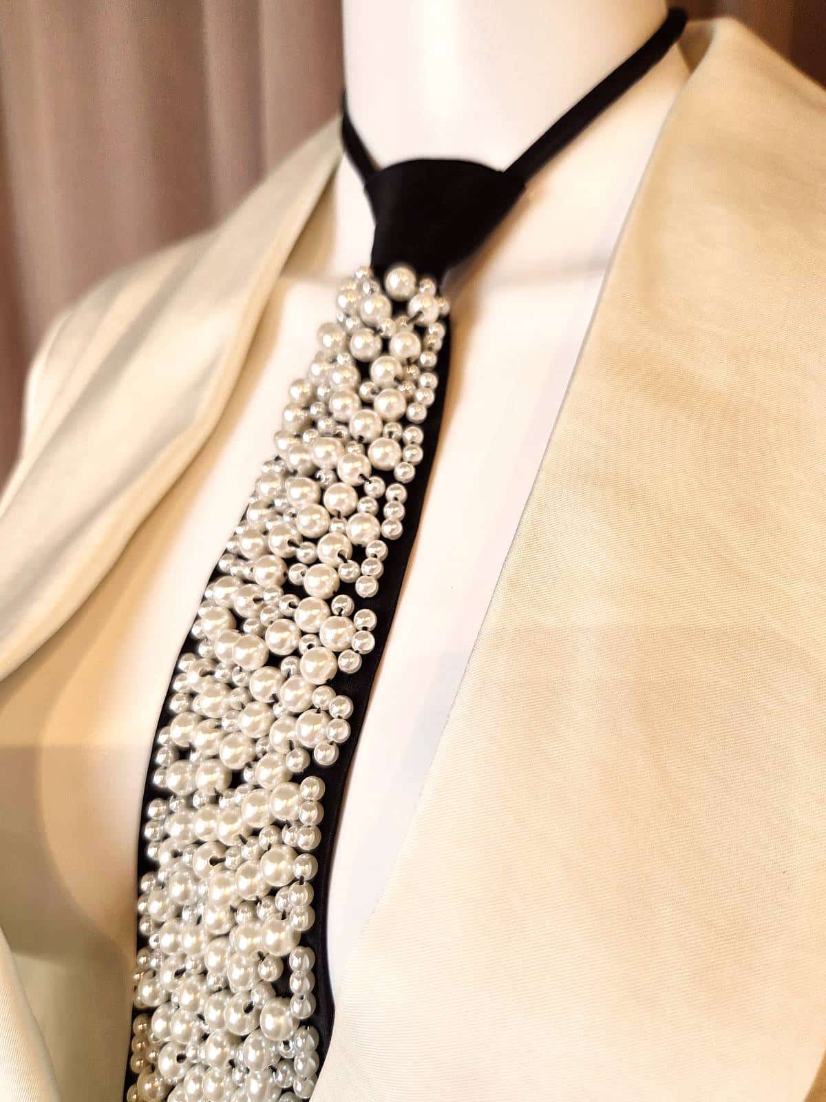 slips dækket af perler - under jakke