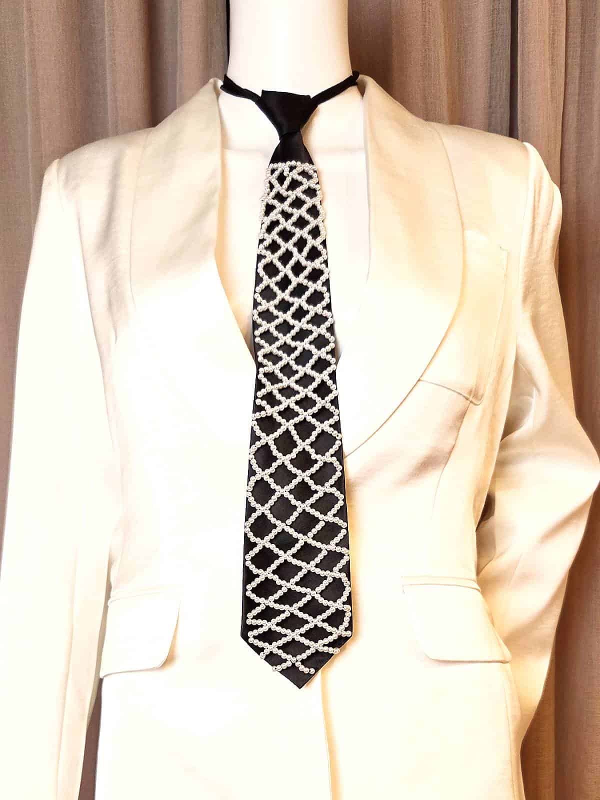 slips med perletern - over jakke