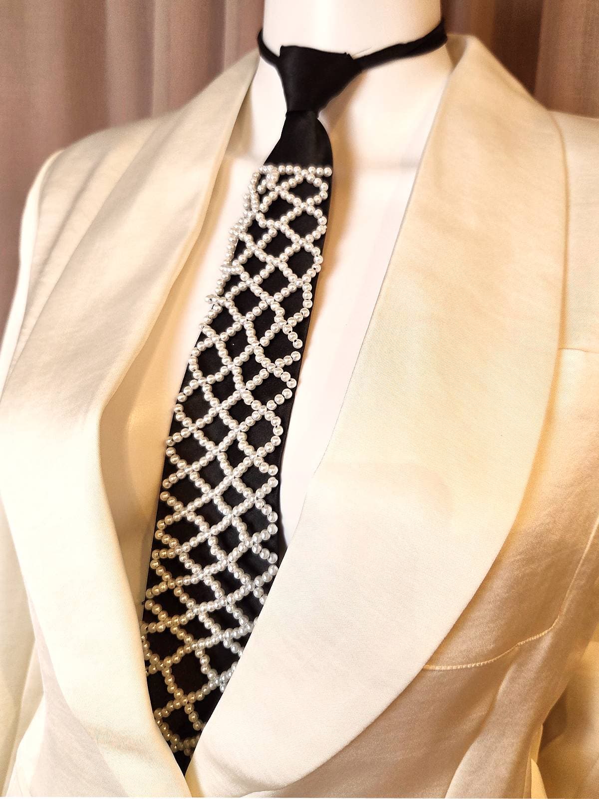 slips med perletern under jakke