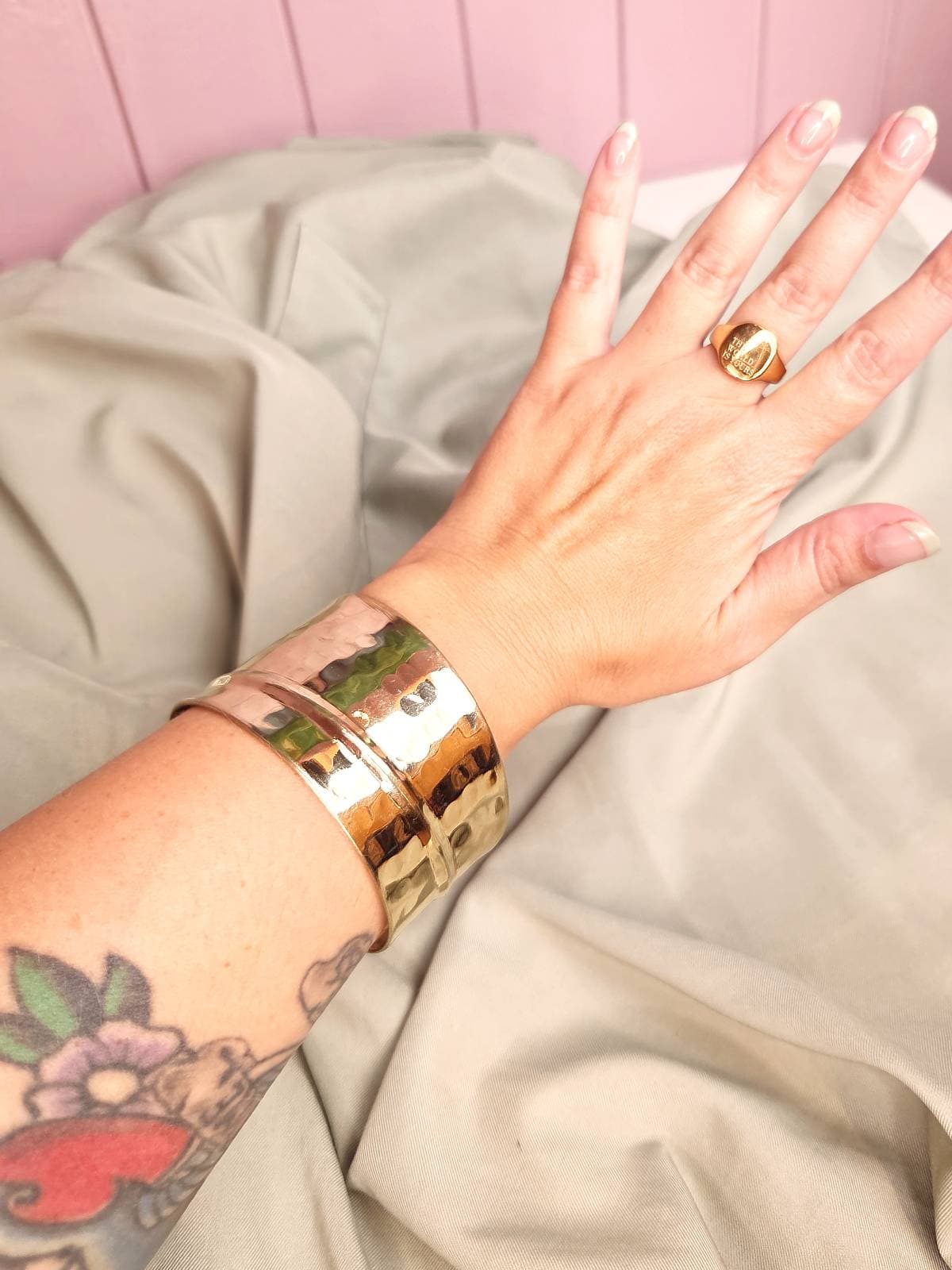 statement armbånd guld - på arm