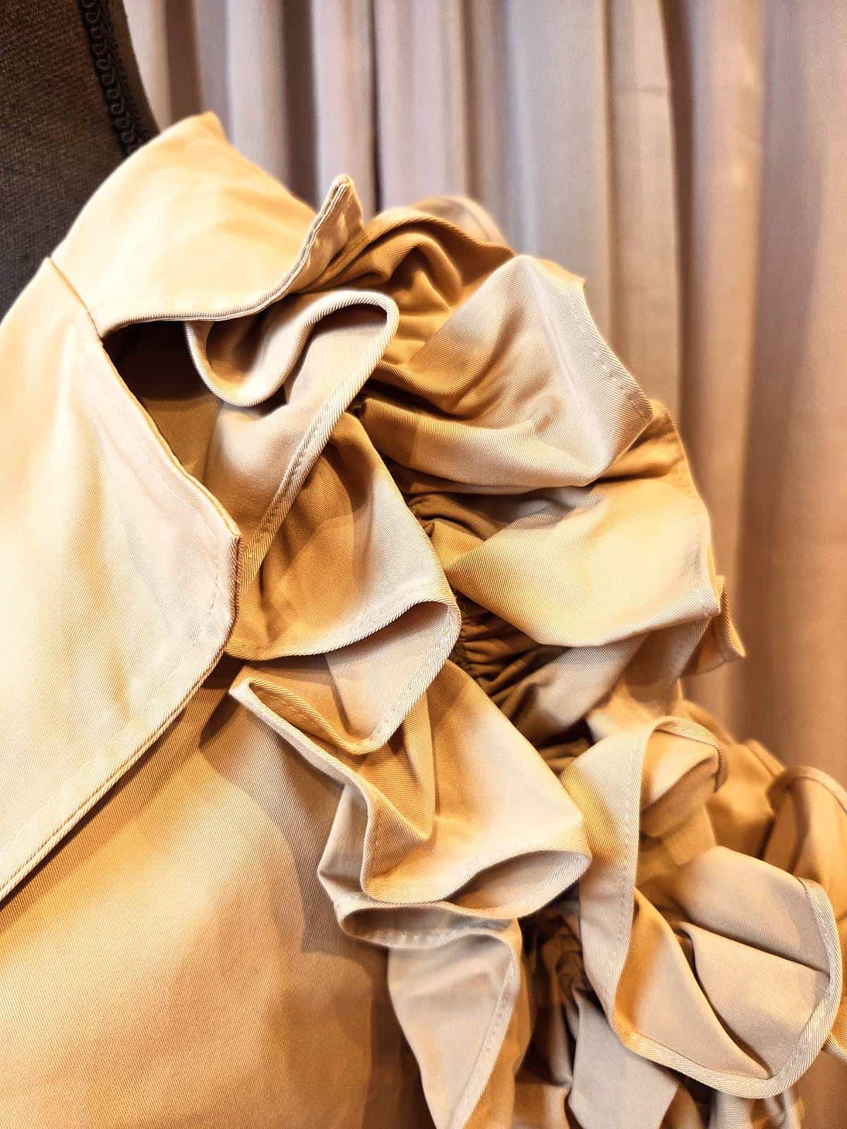 trenchcoat ruffles detaljer