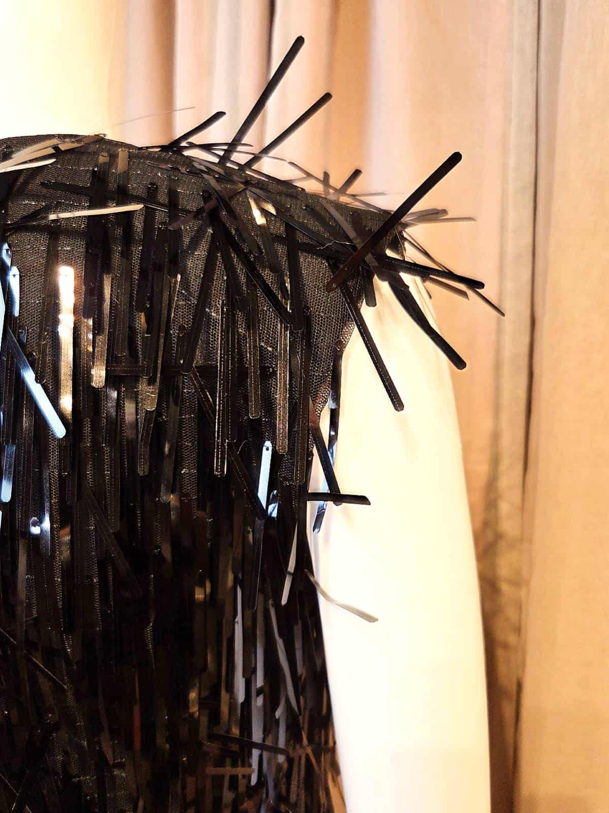 Fringe-Pailet Kjole Sort - skulder