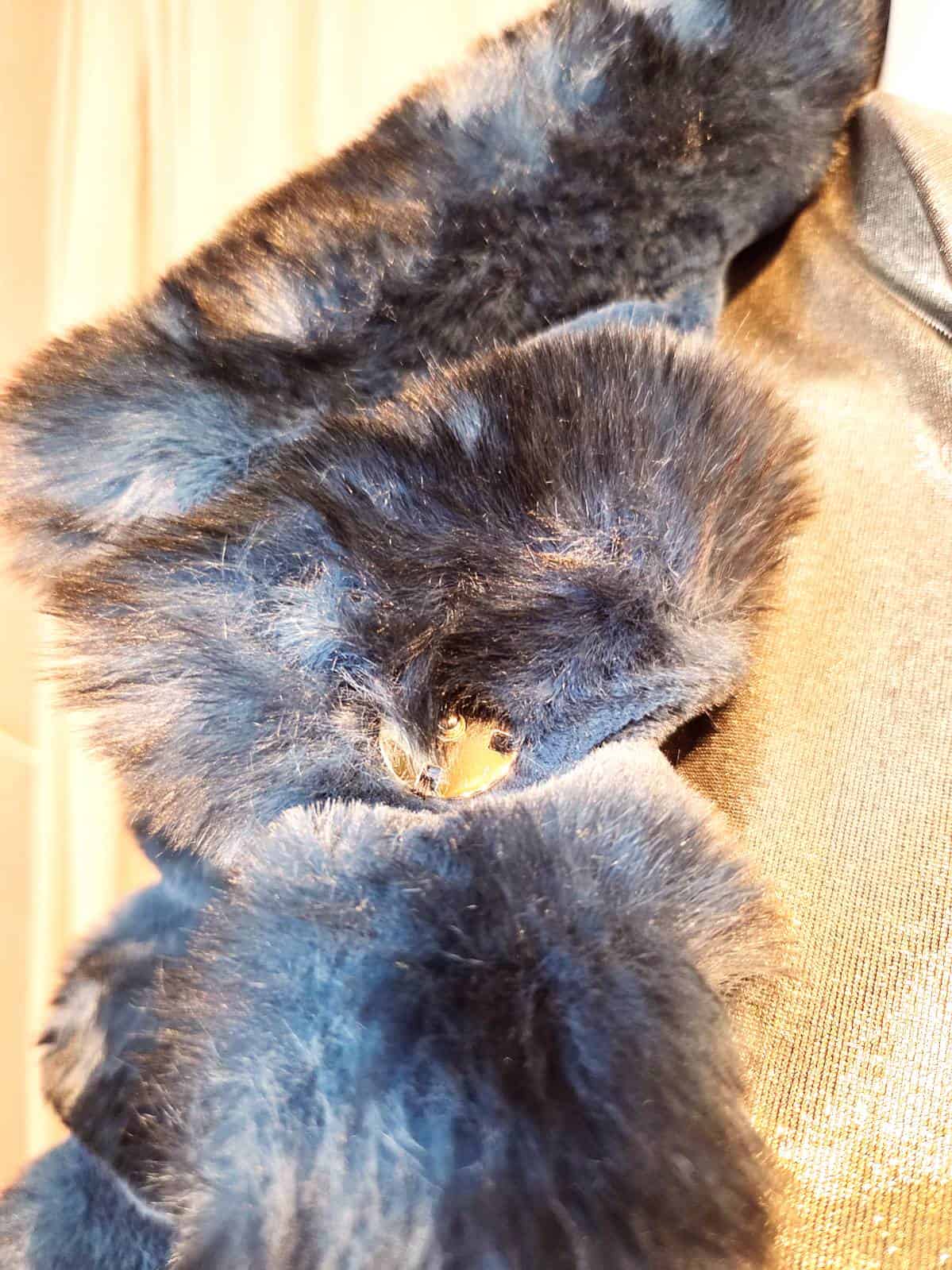 Pels stribet lang blå - knap