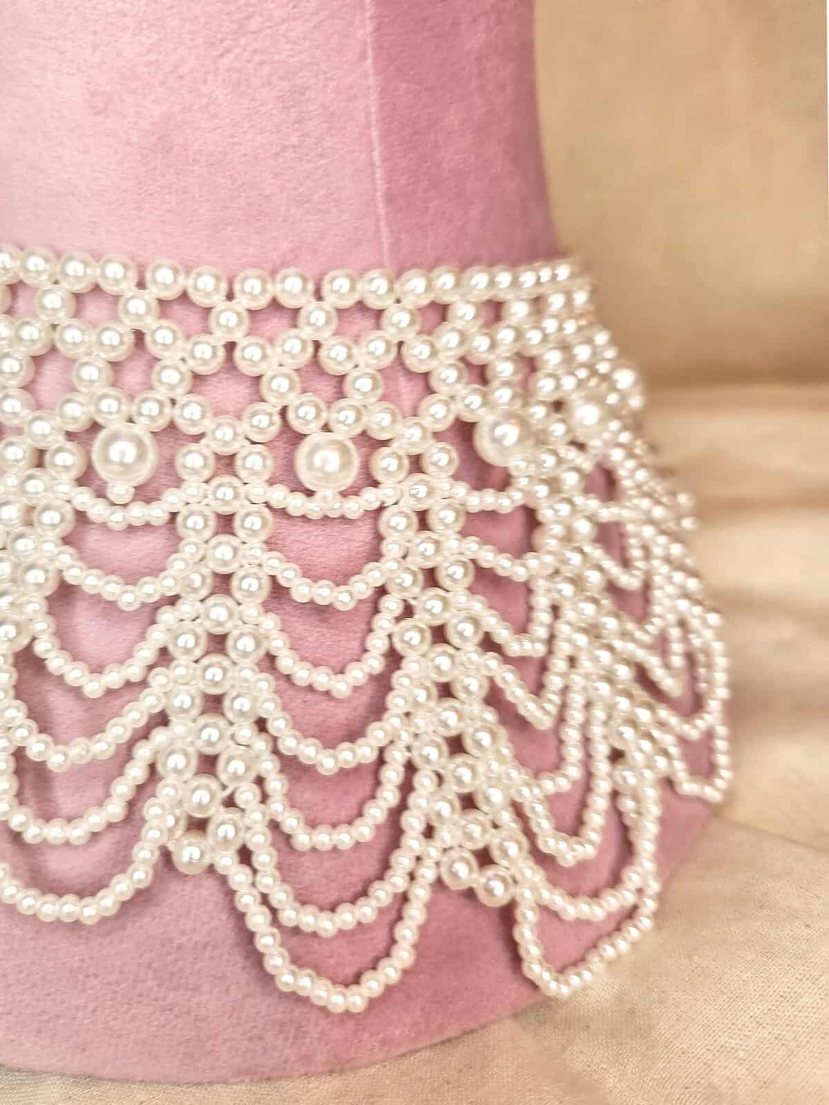 Perlechoker lav hals