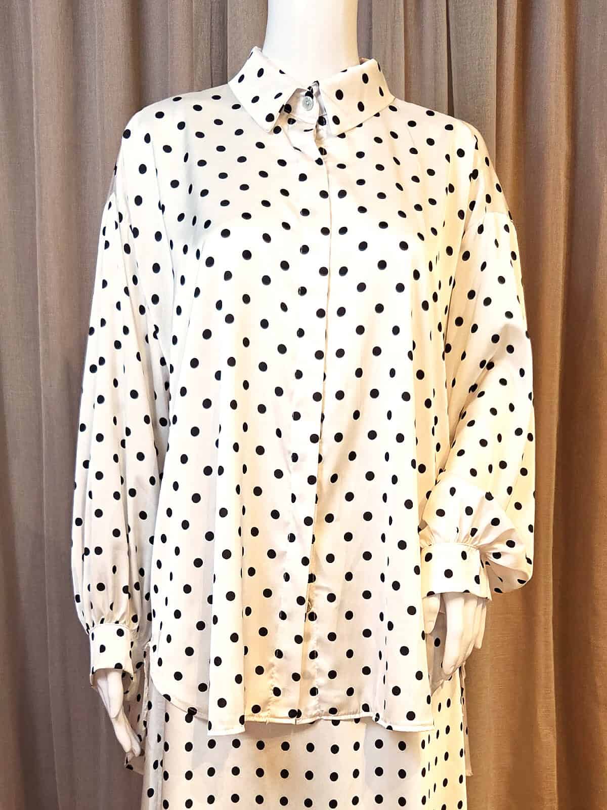 Prikket skjorte løsthængende