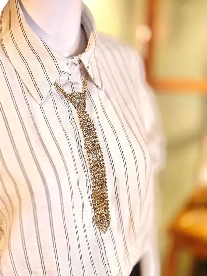 Guld halskæde i similislips design, perfekt til at tilføje elegance til dit outfit.
