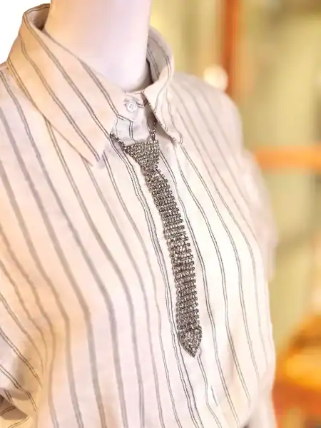 Guld halskæde med similislips design, perfekt til elegante outfits.