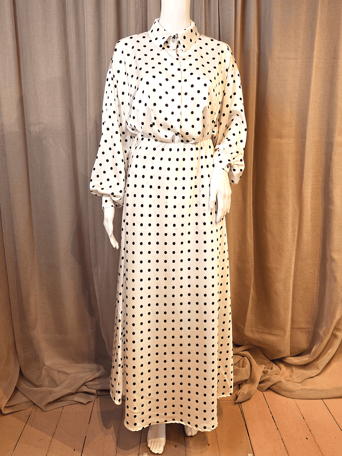 Prikket sæt skjorte og nederdel