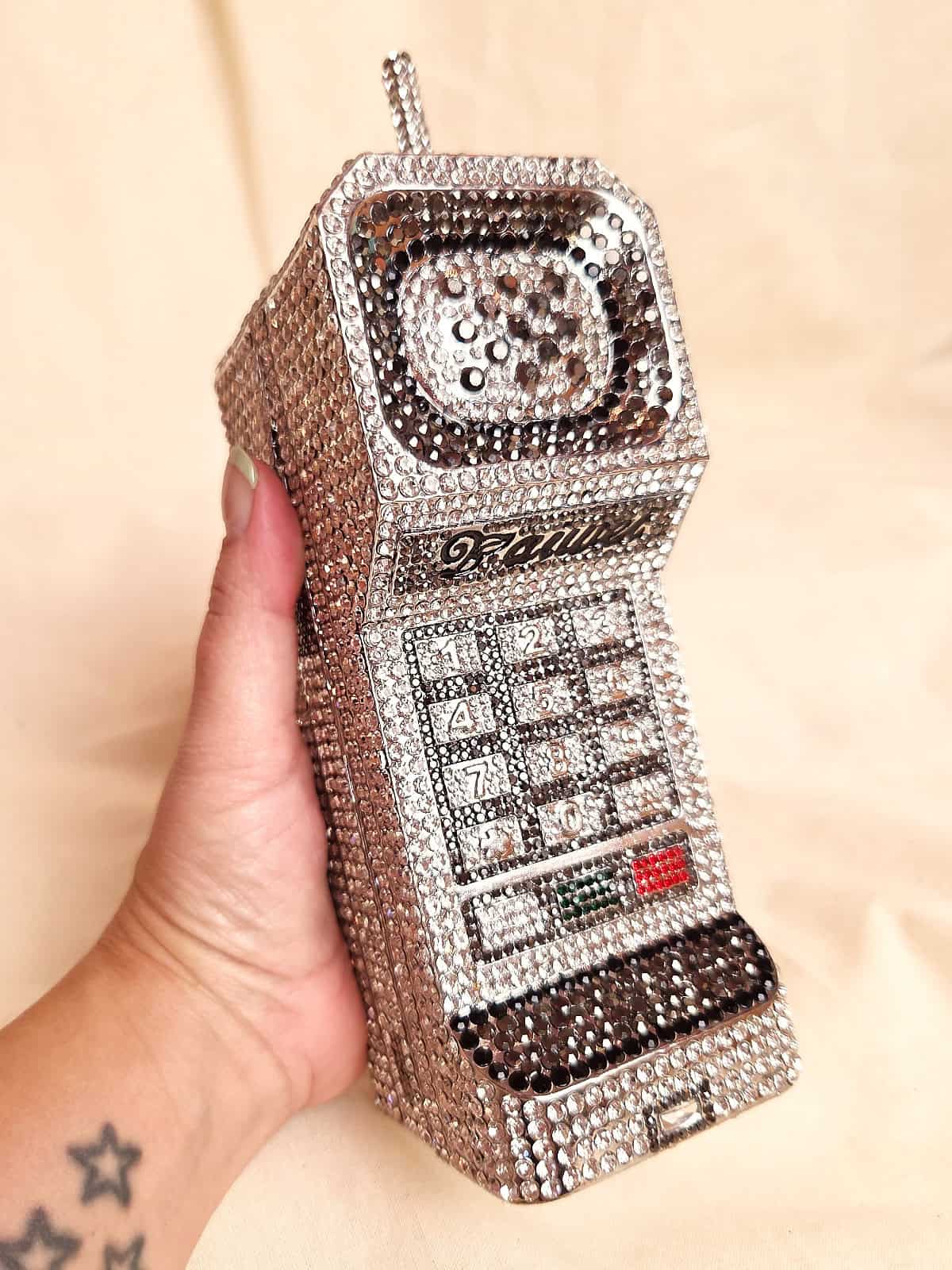 Simili mobil clutch i hånd