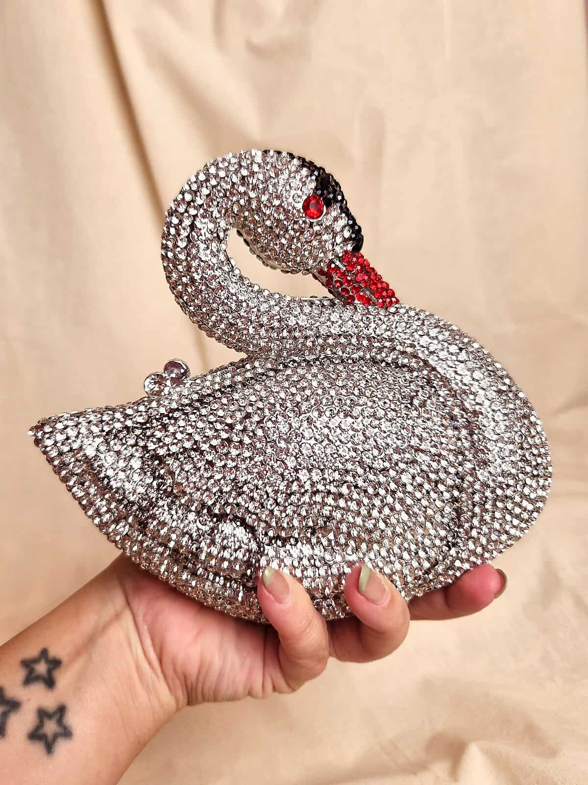 Simili svane clutch i hånd 2