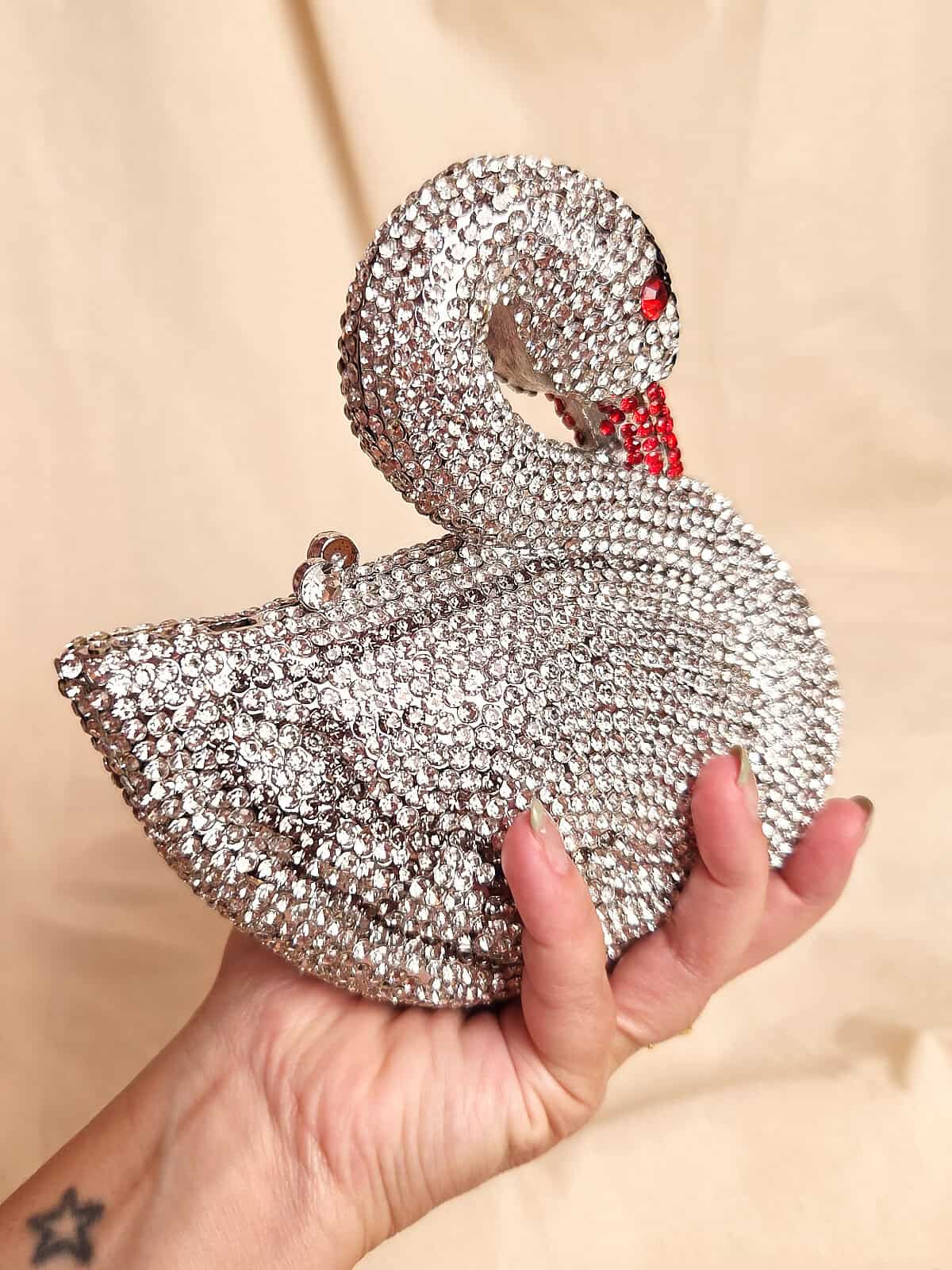 Simili svane clutch i hånd