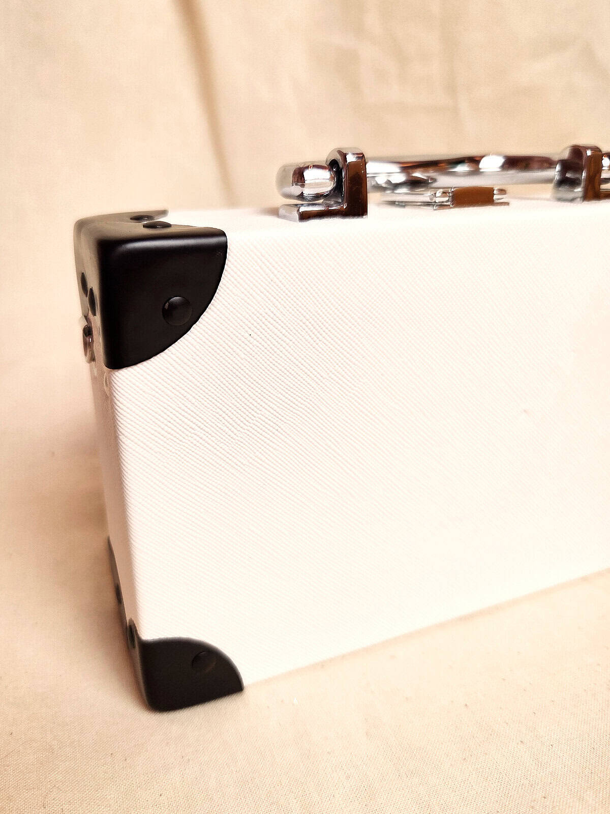 boombox clutch hvid bagside