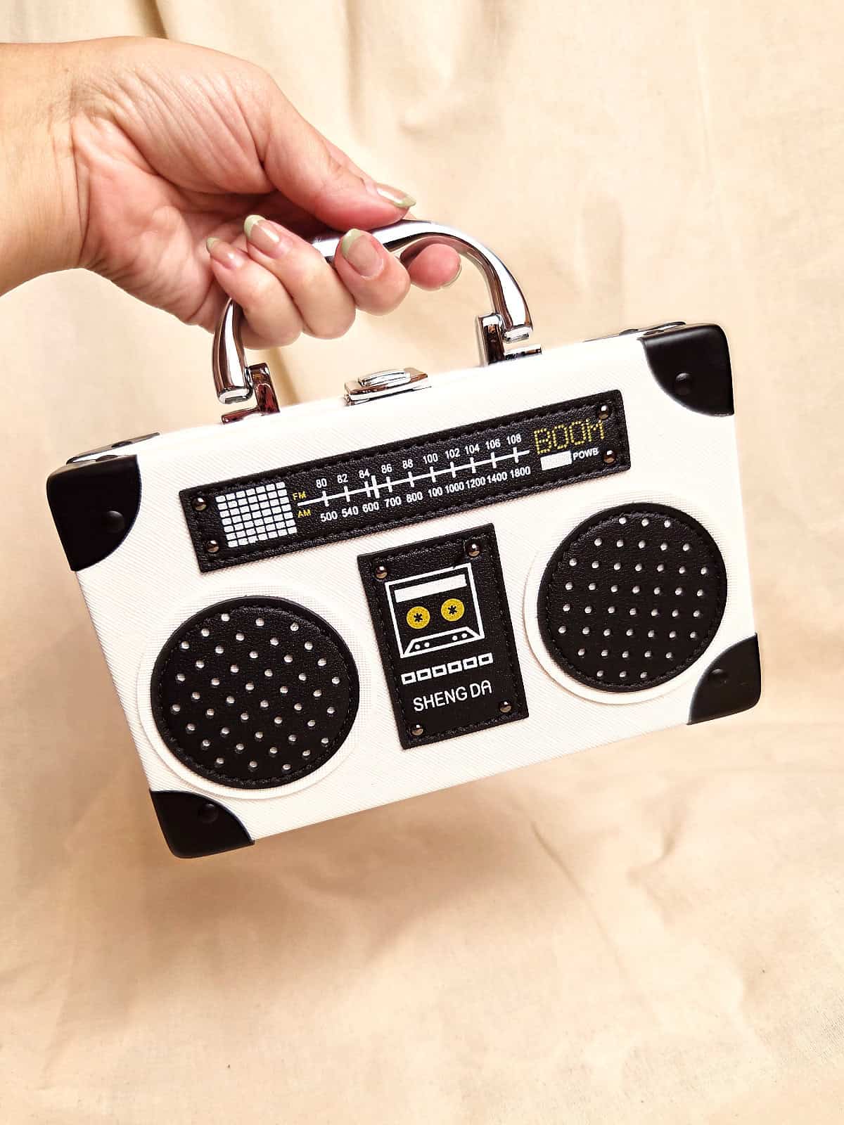 boombox clutch hvid i hånd