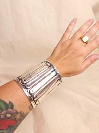 bred sølv bangle - på arm