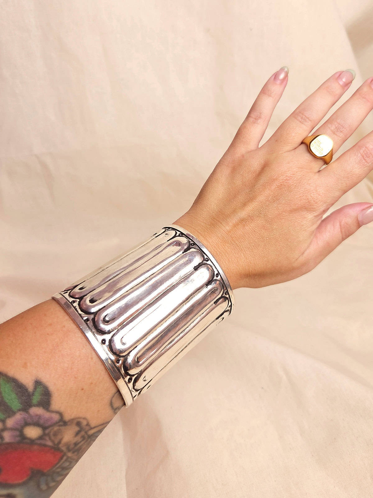 bred sølv bangle - på arm