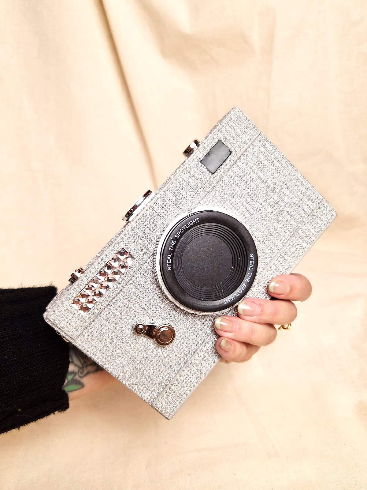 camera clutch sølv i hånd