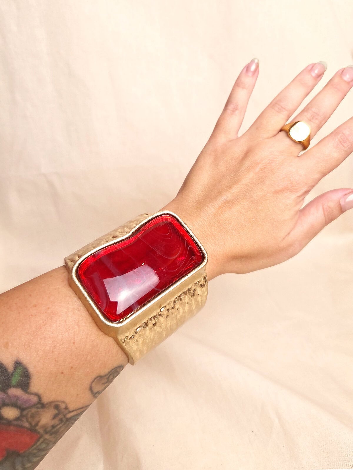 guldarmbånd med rød sten - på arm