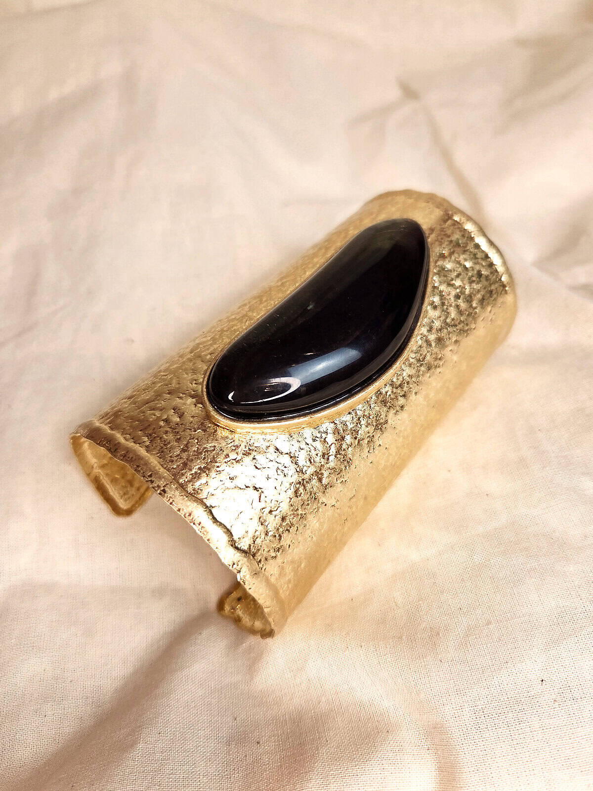 guldarmbånd med sort sten