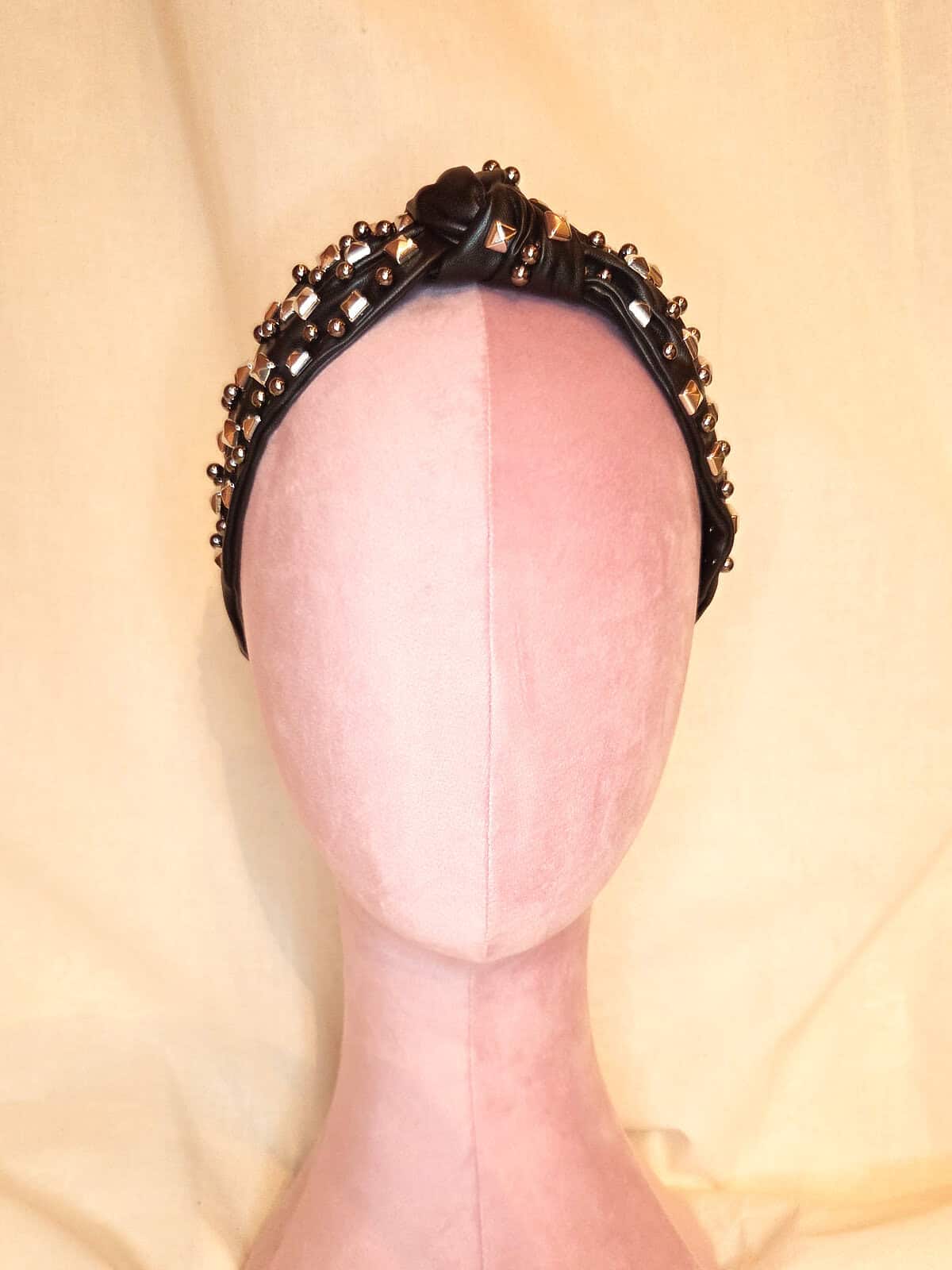 hårbøjle sort læderlook med sølvnitter - forfra