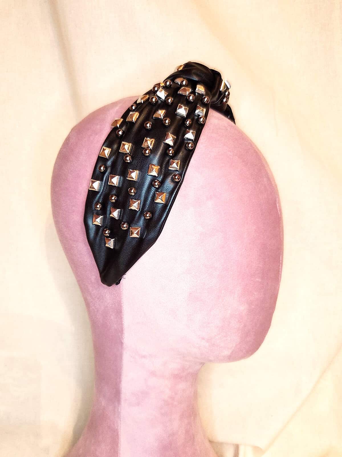 hårbøjle sort læderlook med sølvnitter - fra siden