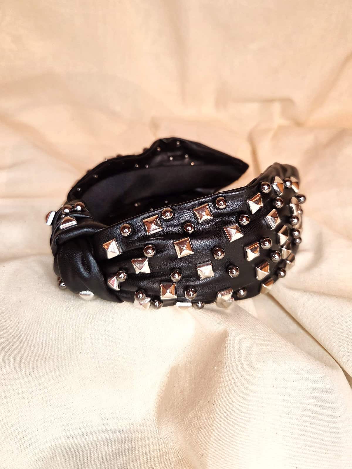 hårbøjle sort læderlook med sølvnitter