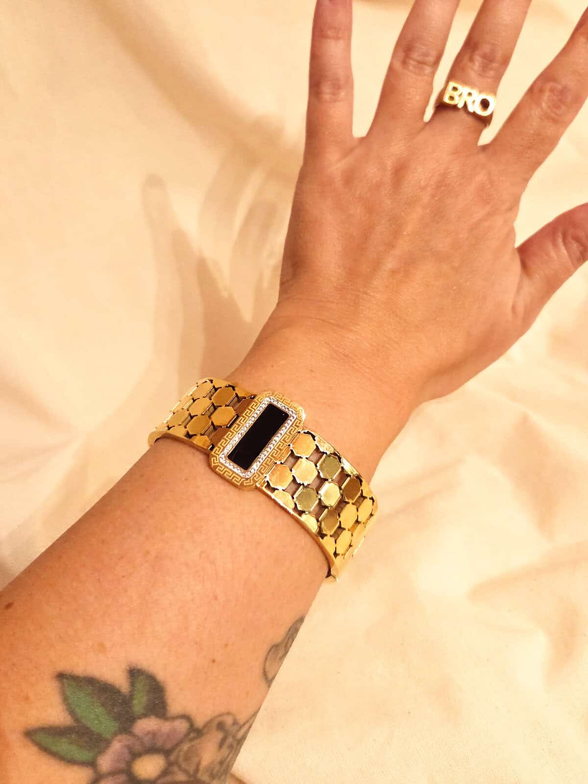 honeycomb armbånd sort sten - på arm