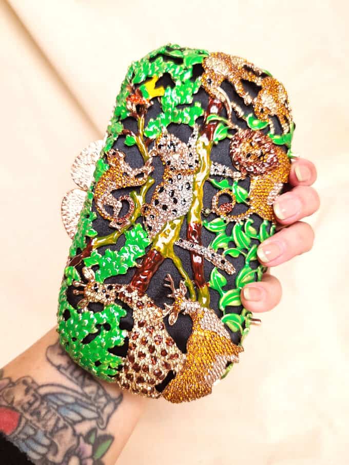 jungle clutch i hånd