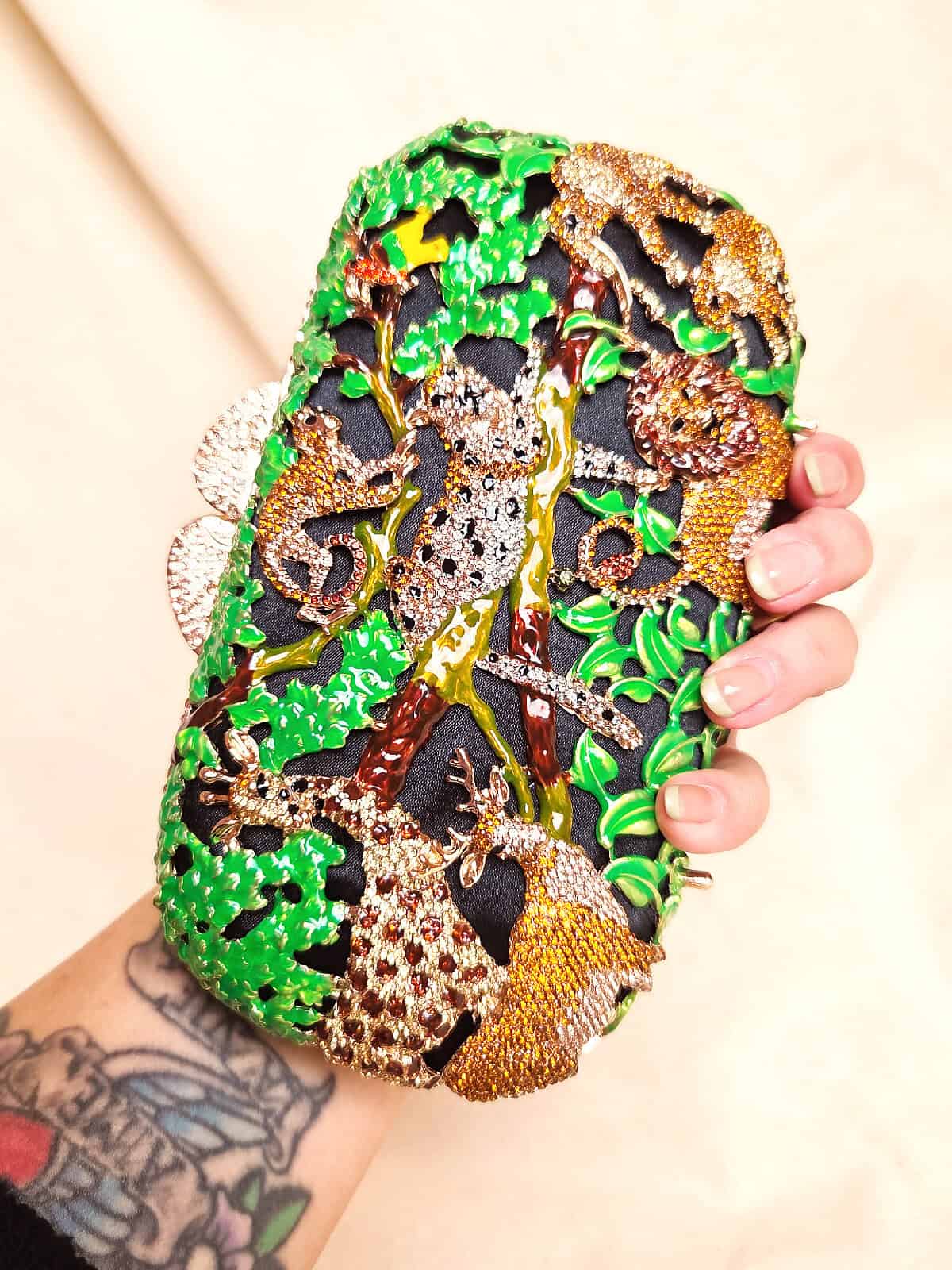 jungle clutch i hånd