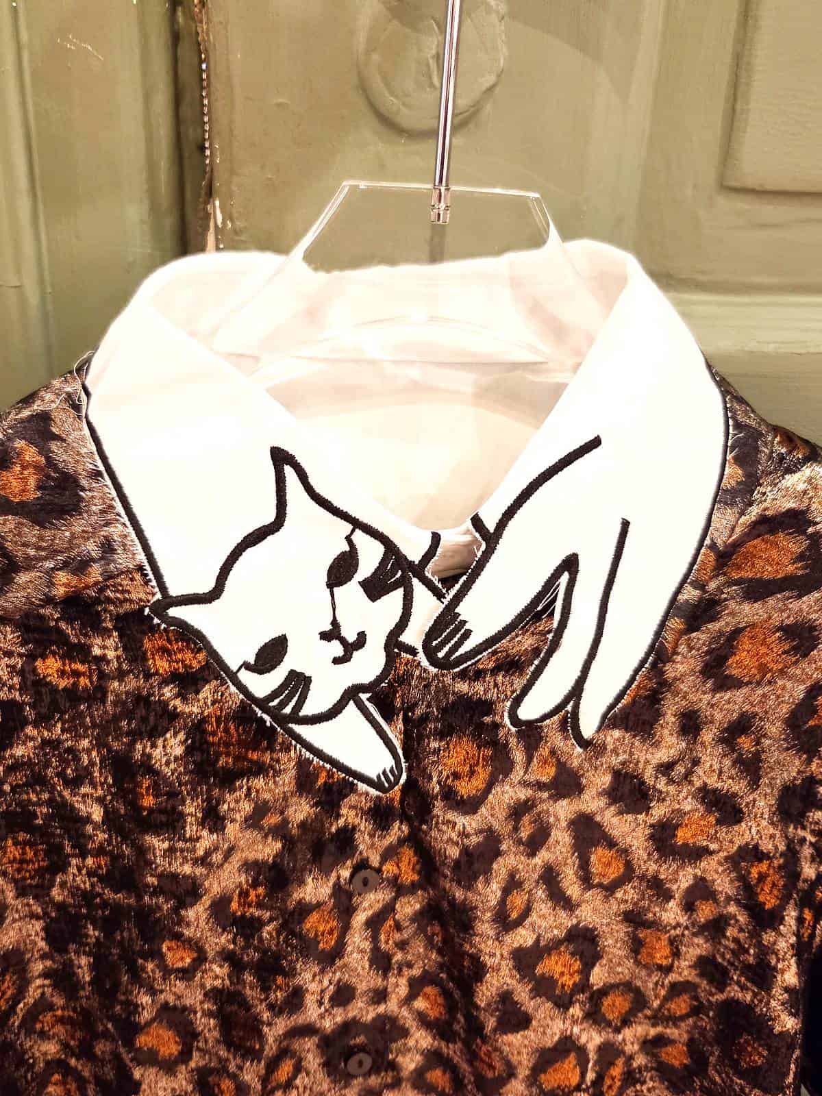 krave kat hvid - på bluse