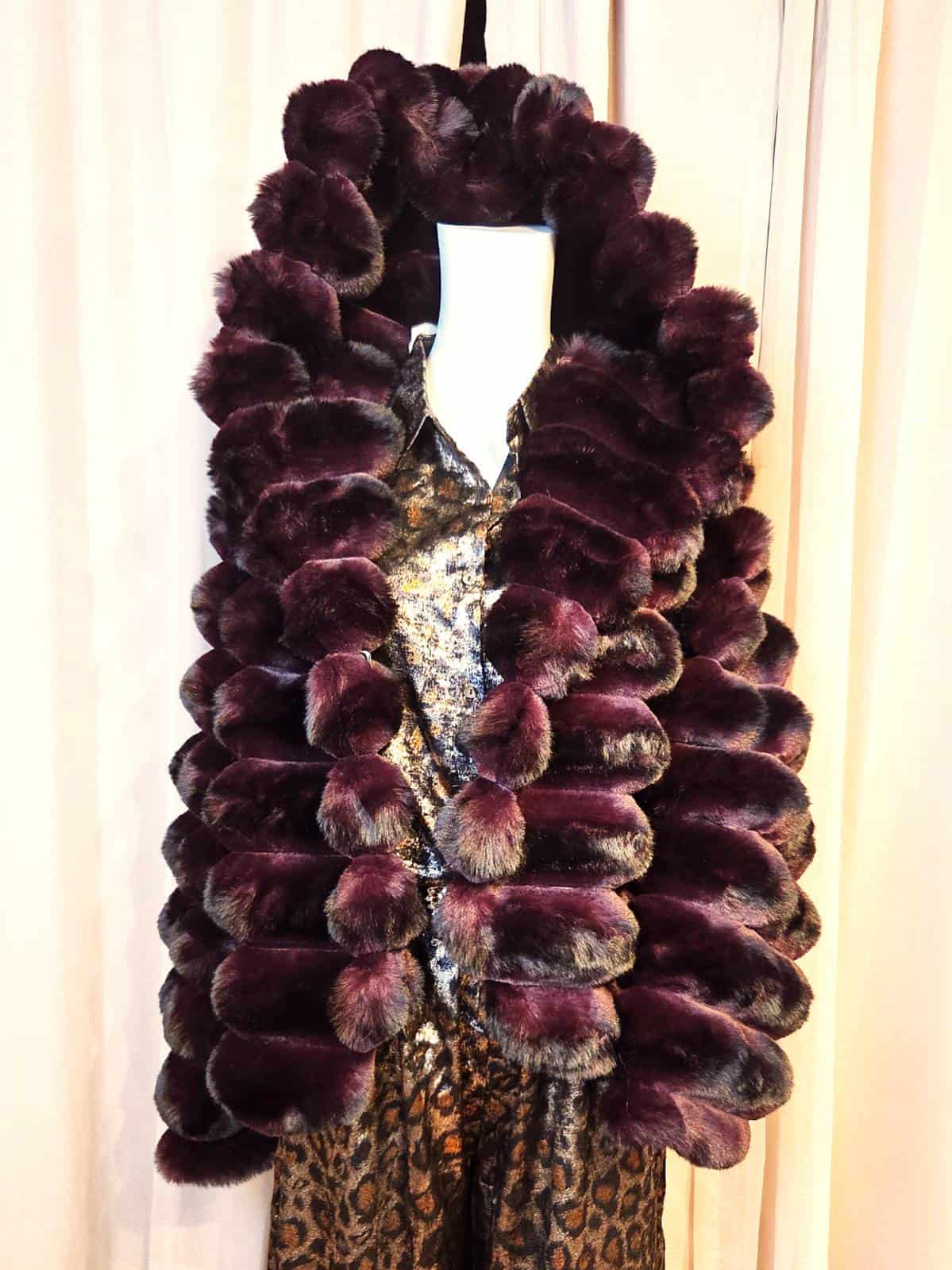 pels stribet med hætte - hætten oppe