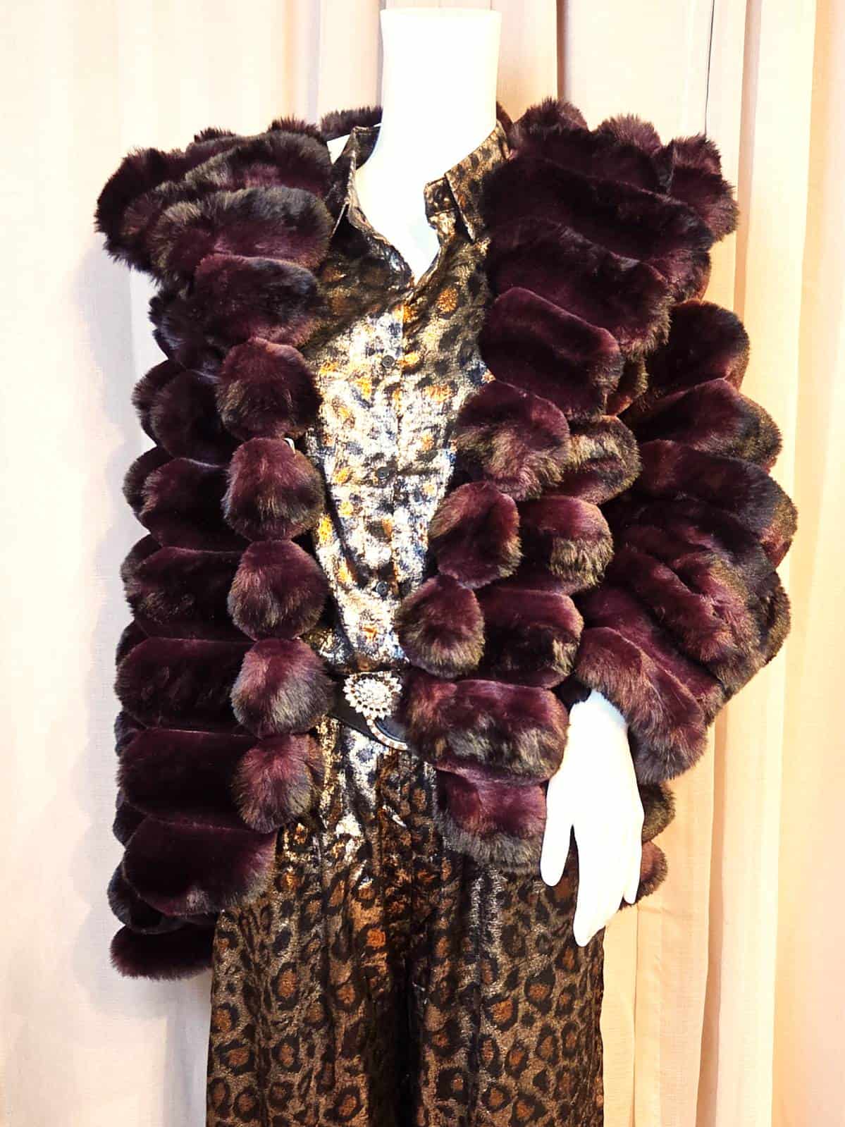 pels stribet med hætte