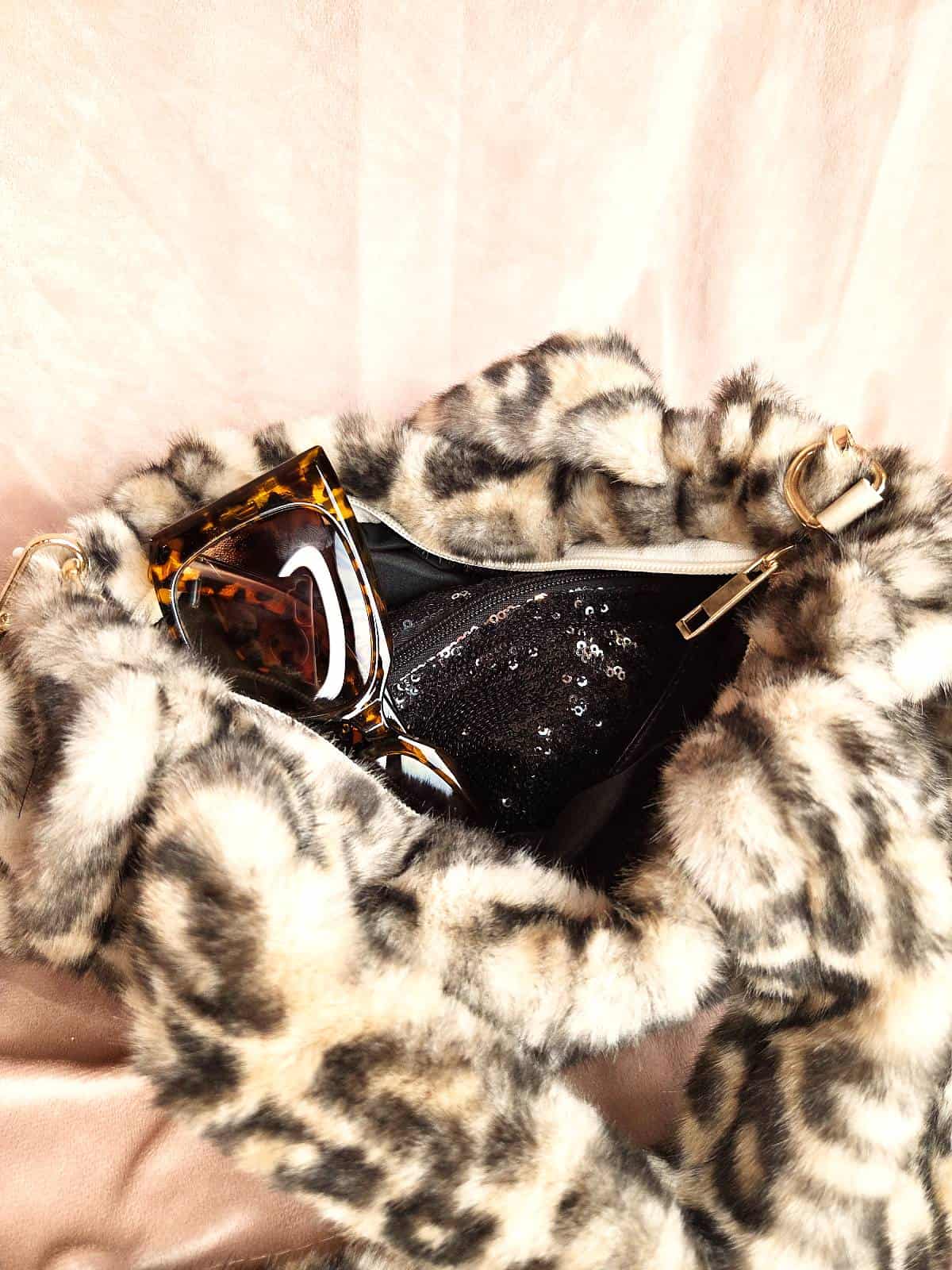 pelstaske lille leopard - indhold