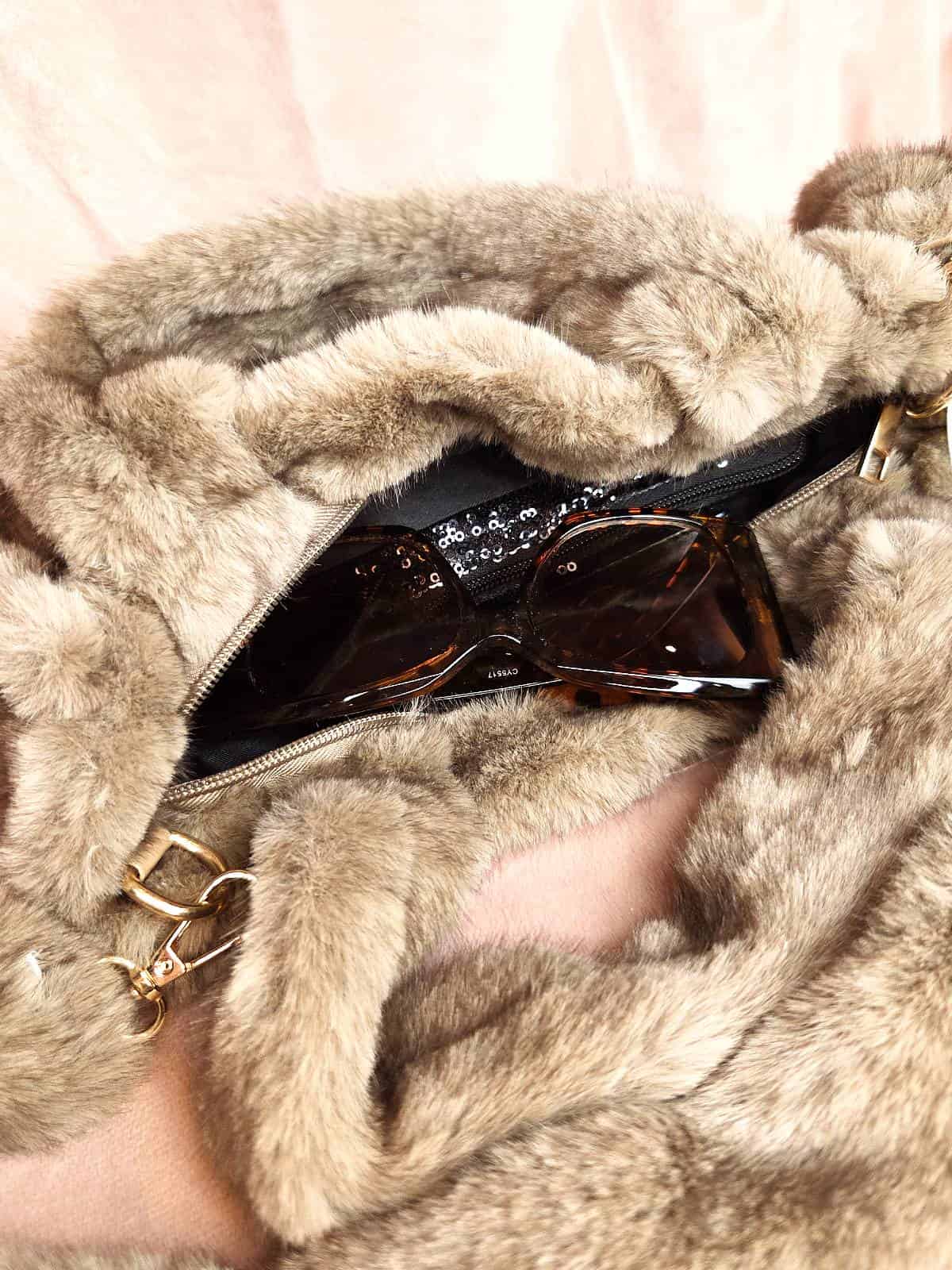 pelstaske lille mørk - indhold