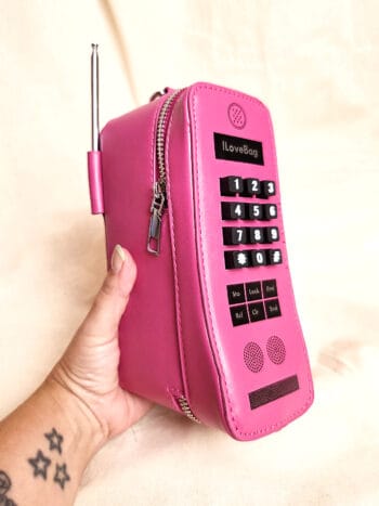 pink mobil taske i hånd