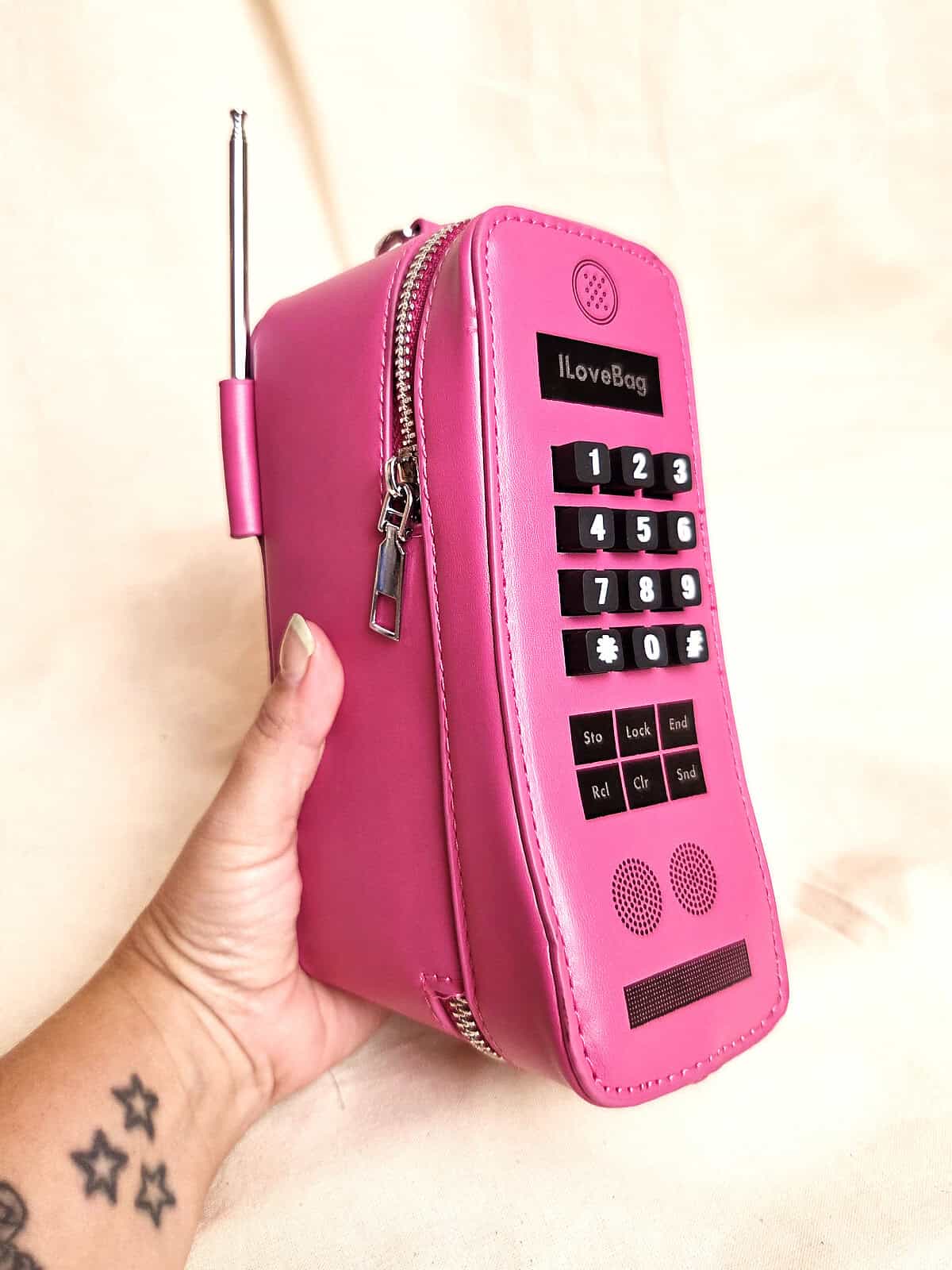 pink mobil taske i hånd