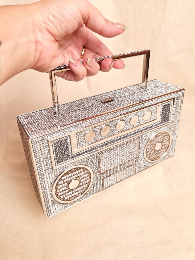 simili clutch boombox i hånd
