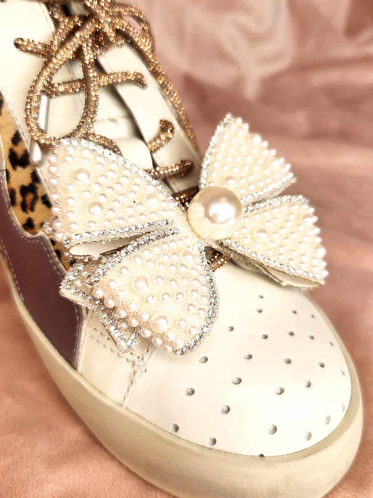 skoklips hvid med perler - detaljer