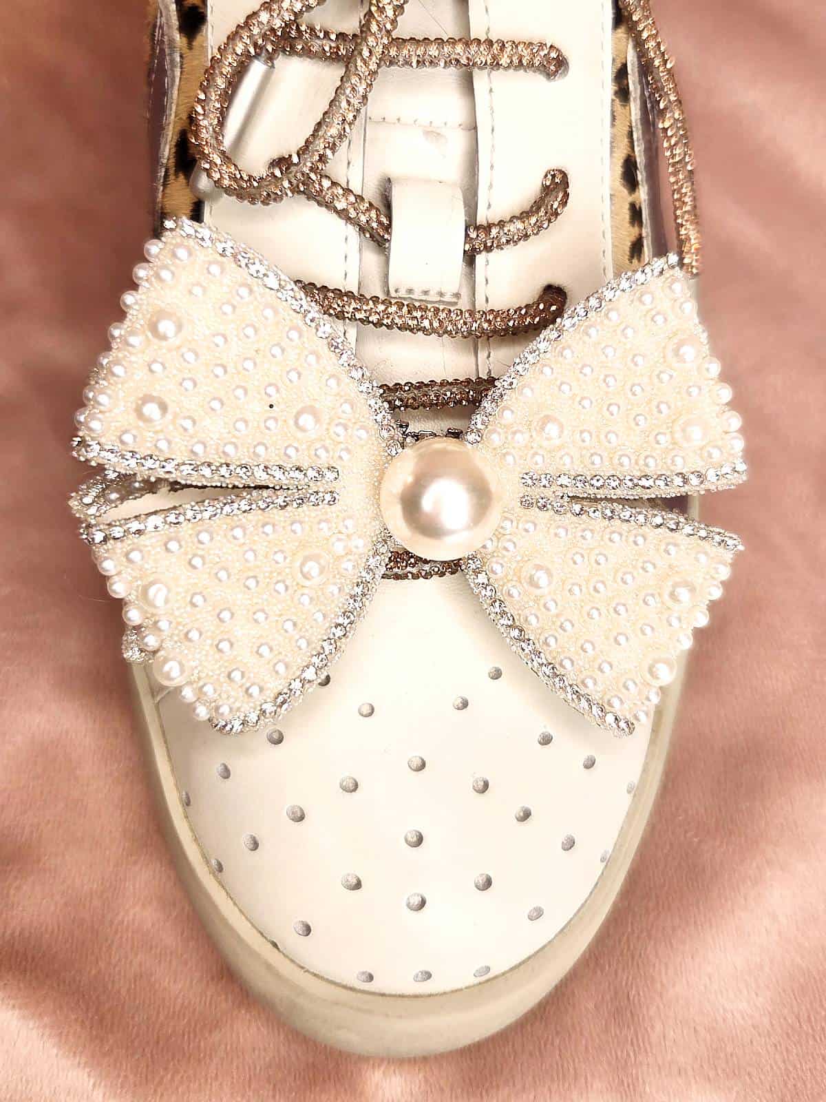 skoklips hvid med perler - på sko