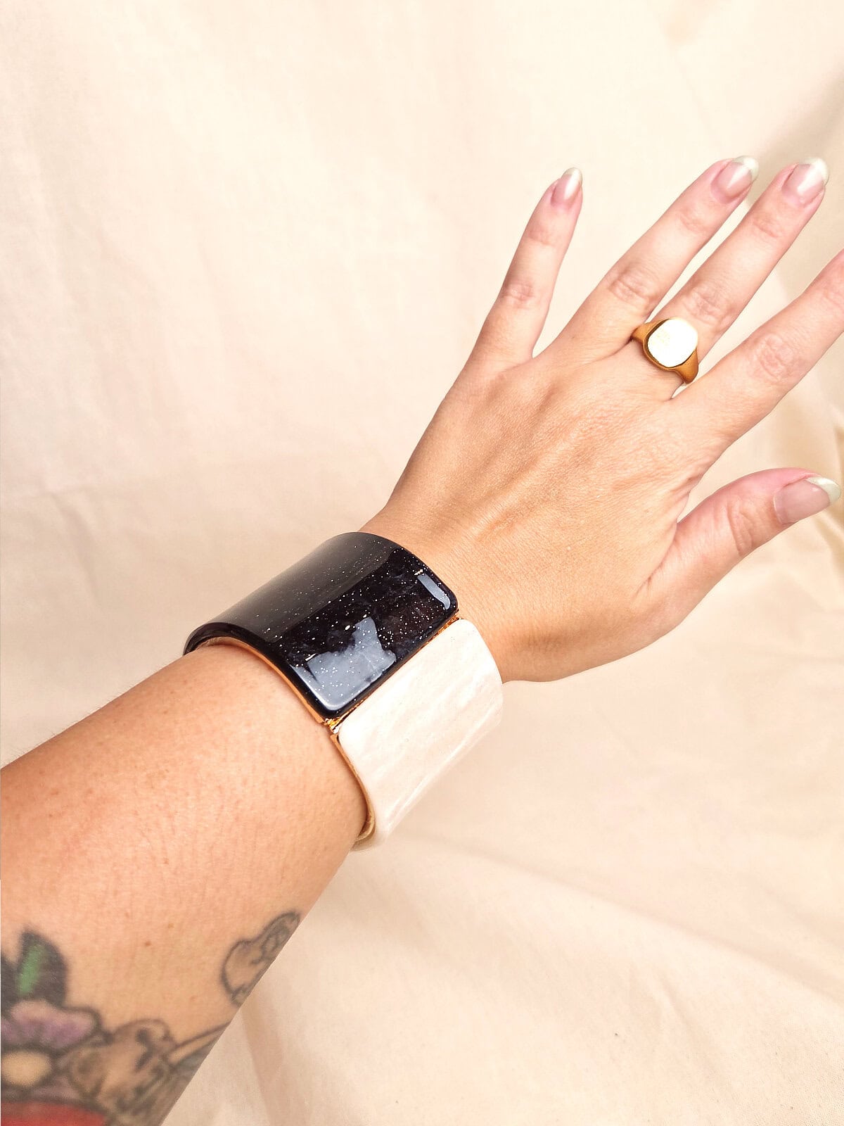 tofarvet glitterarmbånd - på arm