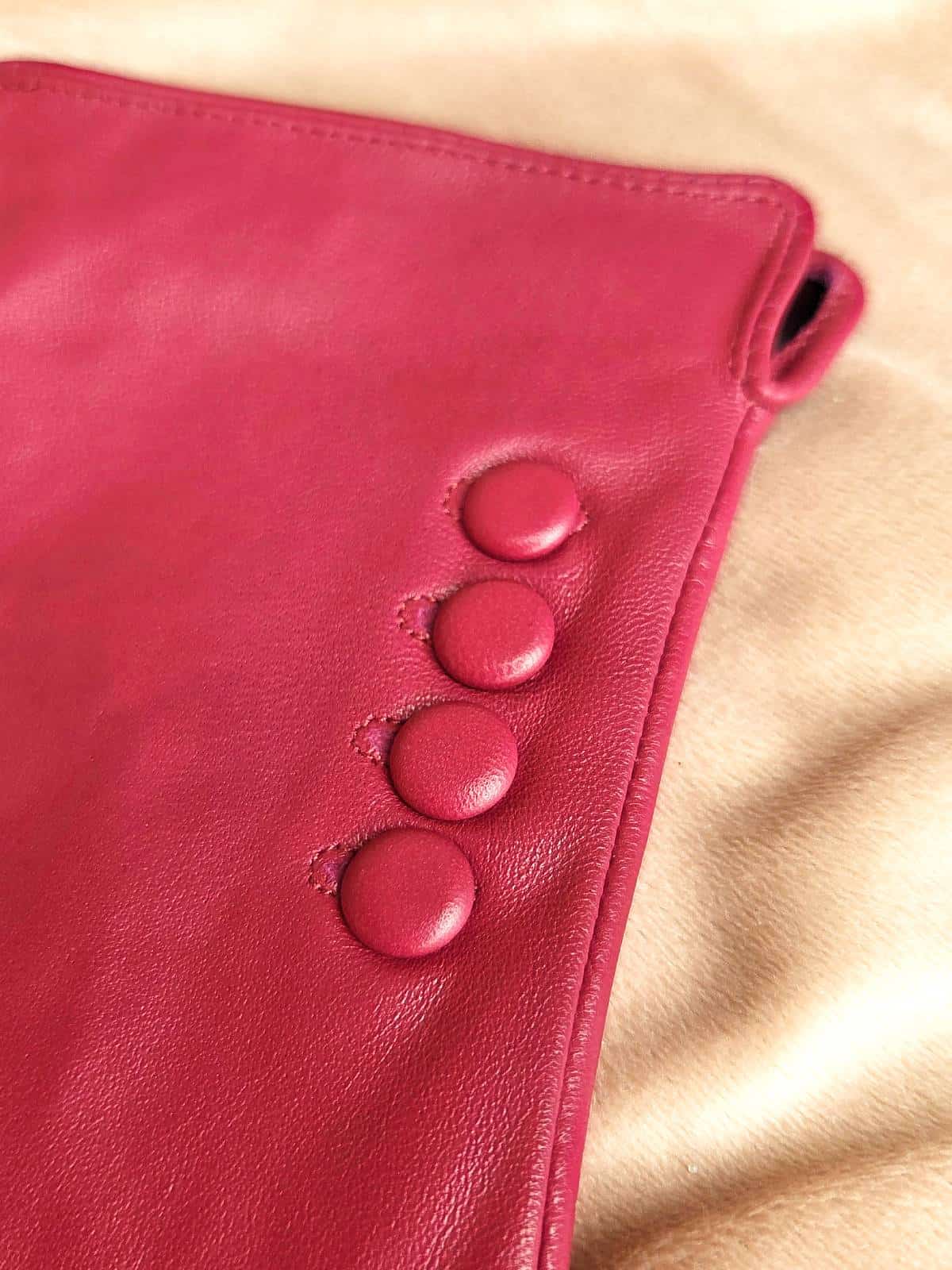 Pink handsker - knapdetaljer