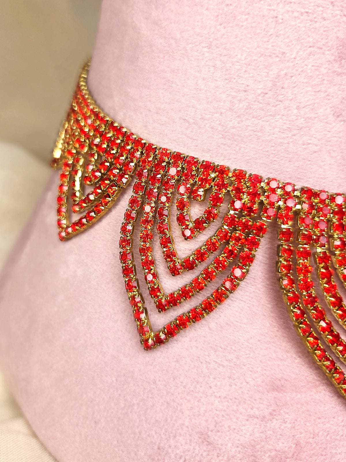 Rød simili choker detaljer