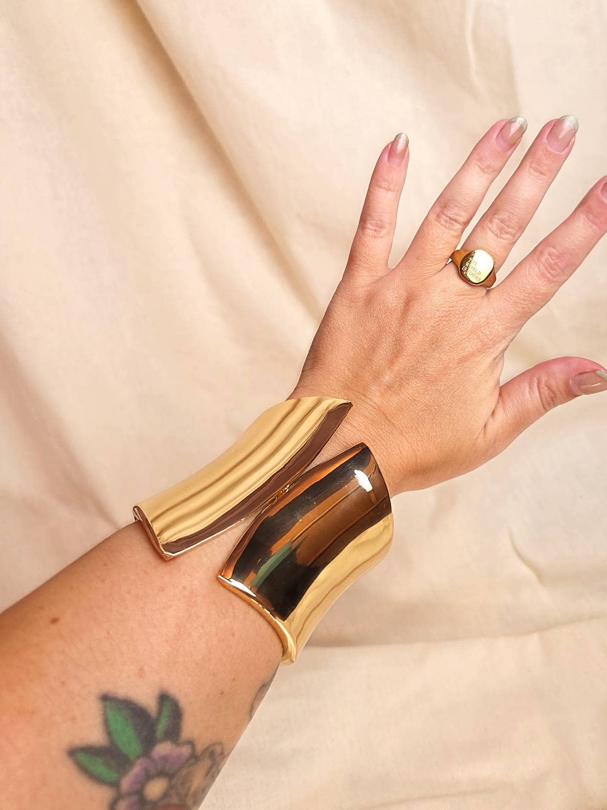 armbånd cuff guld på arm